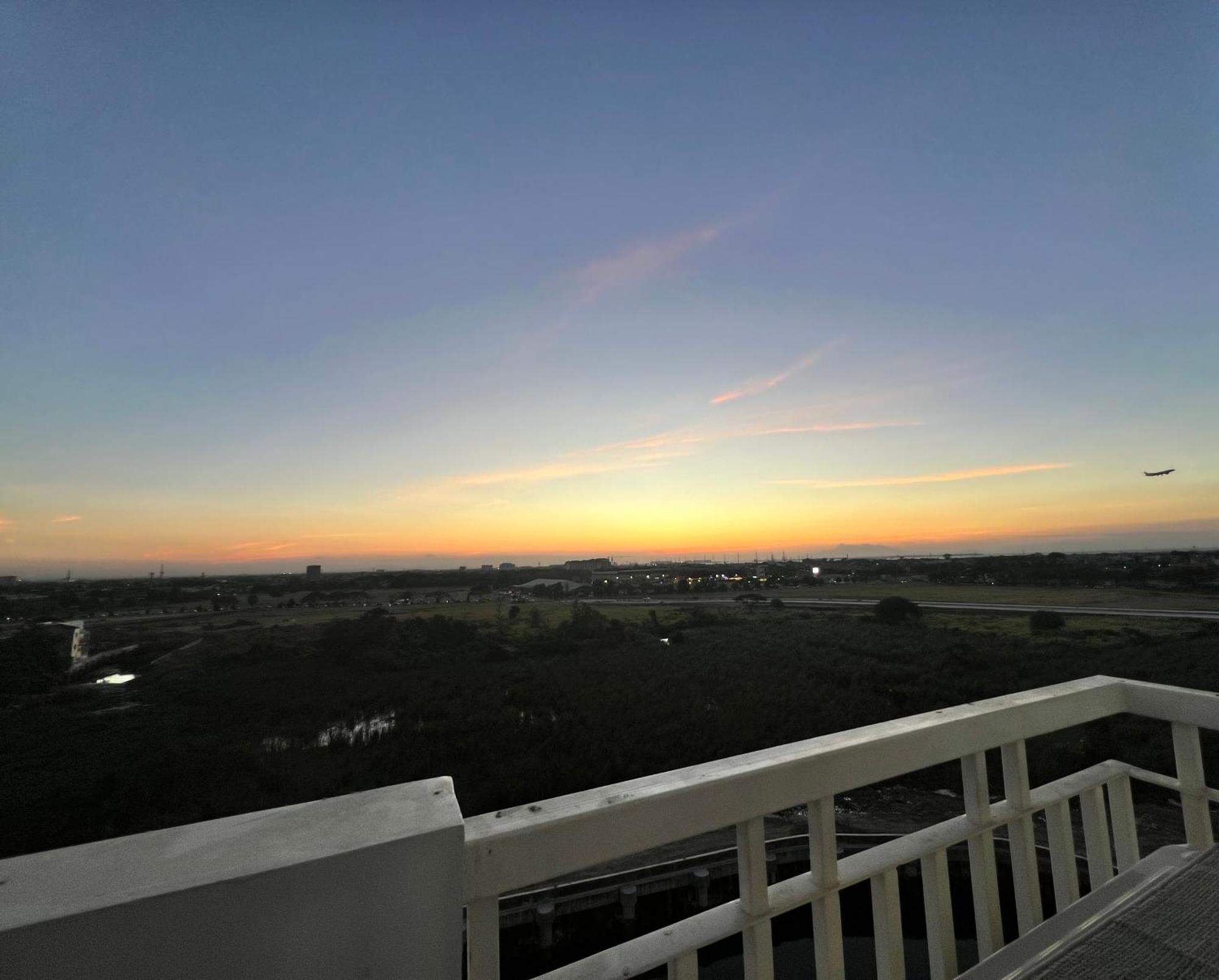 Re Lux Staycation, Near Naia Apartment